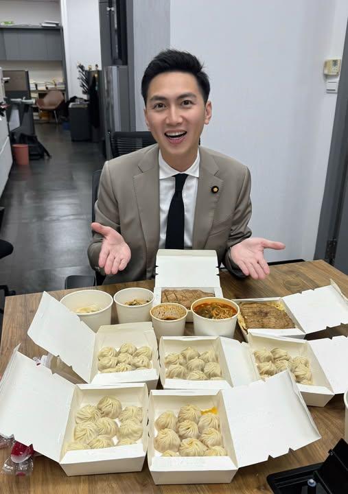 廖偉翔在外送專法三讀通過後,點起外送,並給予外送員最高小費。(圖/翻攝自廖偉翔臉書)