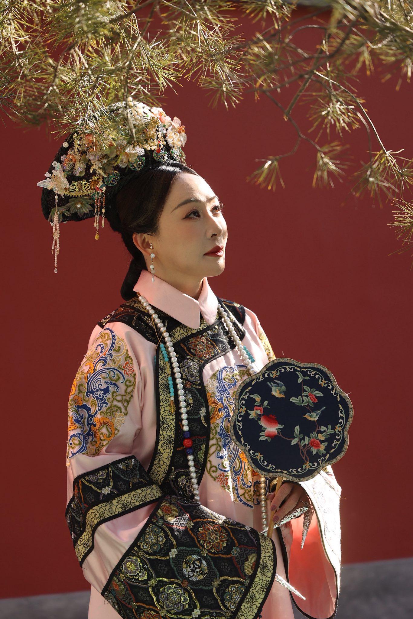 路永佳外公是正藍旗出身,擁有滿人血統。(圖/翻攝自路永佳臉書)
