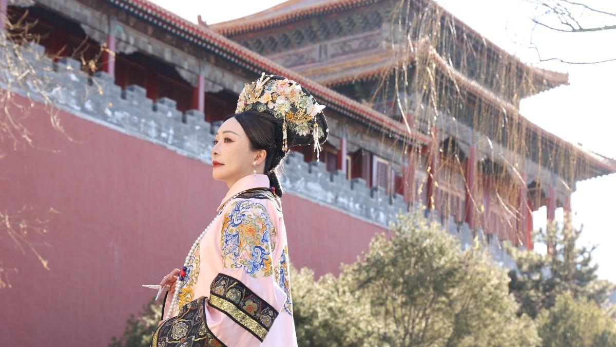 連戰媳婦路永佳「格格熬成皇后」!紫禁城穿清宮裝 正藍旗背景曝