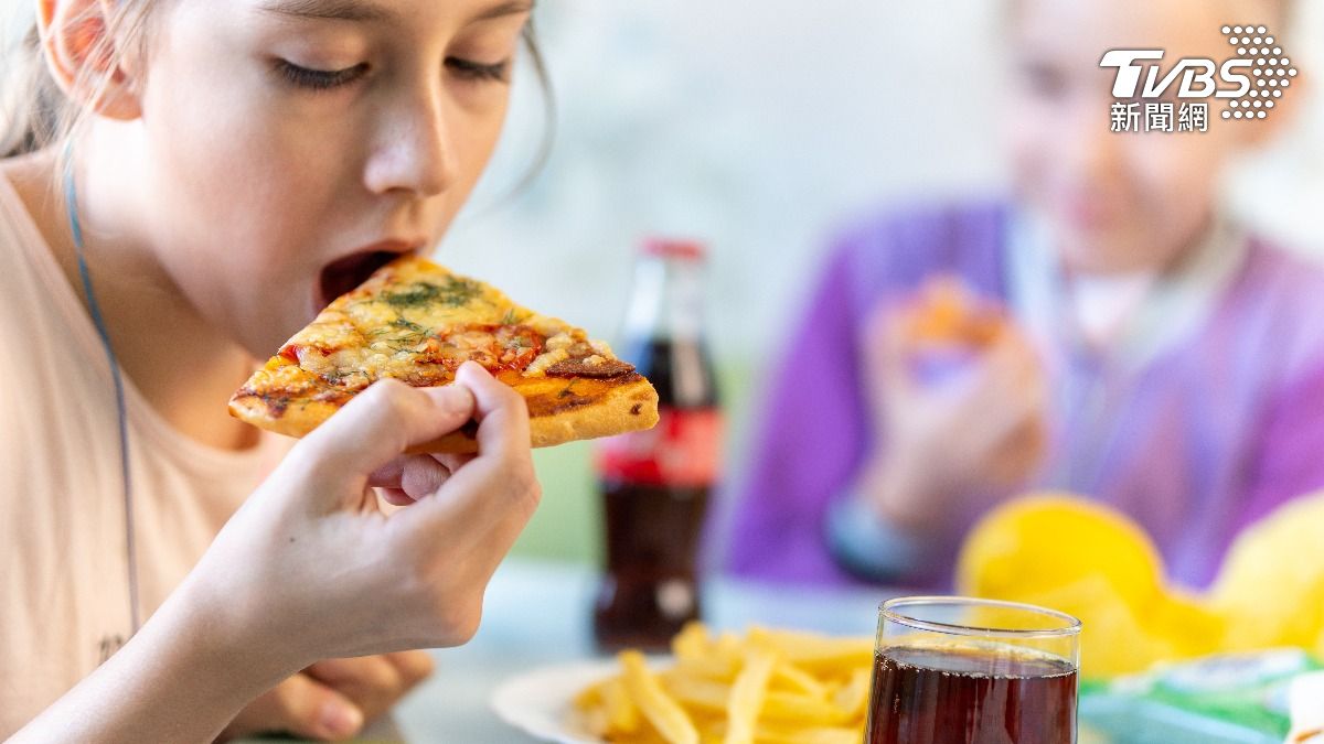 防堵兒童肥胖!英國禁播垃圾食品廣告 估年減72億卡熱量