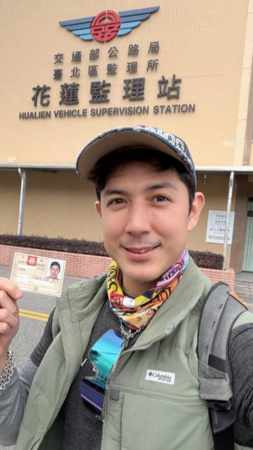 田舞陽開心曬出和汽車駕照的合照。(圖/翻攝自Instagram/tienuyan)
