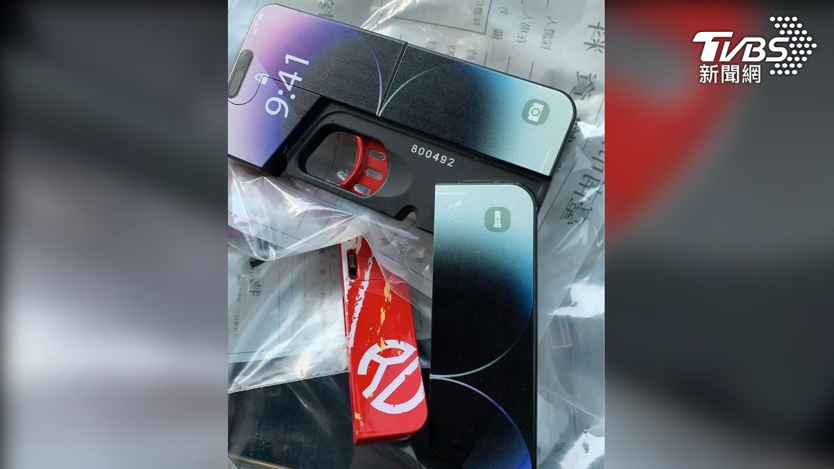 台南警方在嫌犯身上搜出改造槍，而且摺疊後，外觀和iPhone沒兩樣，不只方便攜帶，而且還可以擊發（圖／TVBS）