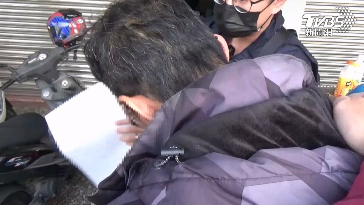 警方找上門了，嫌犯還裝作若無其事，直到拿出搜索票，才乖乖就範（圖／TVBS）