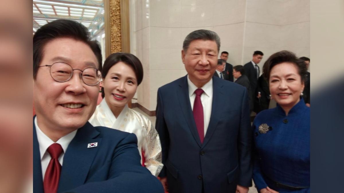 南韓總統李在明掏出小米手機,和大陸國家主席習近平玩自拍。(圖/X @ 李在明)