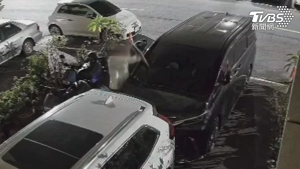白色西裝的男子從車窗、車身一路敲到車頭擋風玻璃,砸到整部車警報器響起還不罷休,還頻頻朝著屋內嗆聲(圖/TVBS)