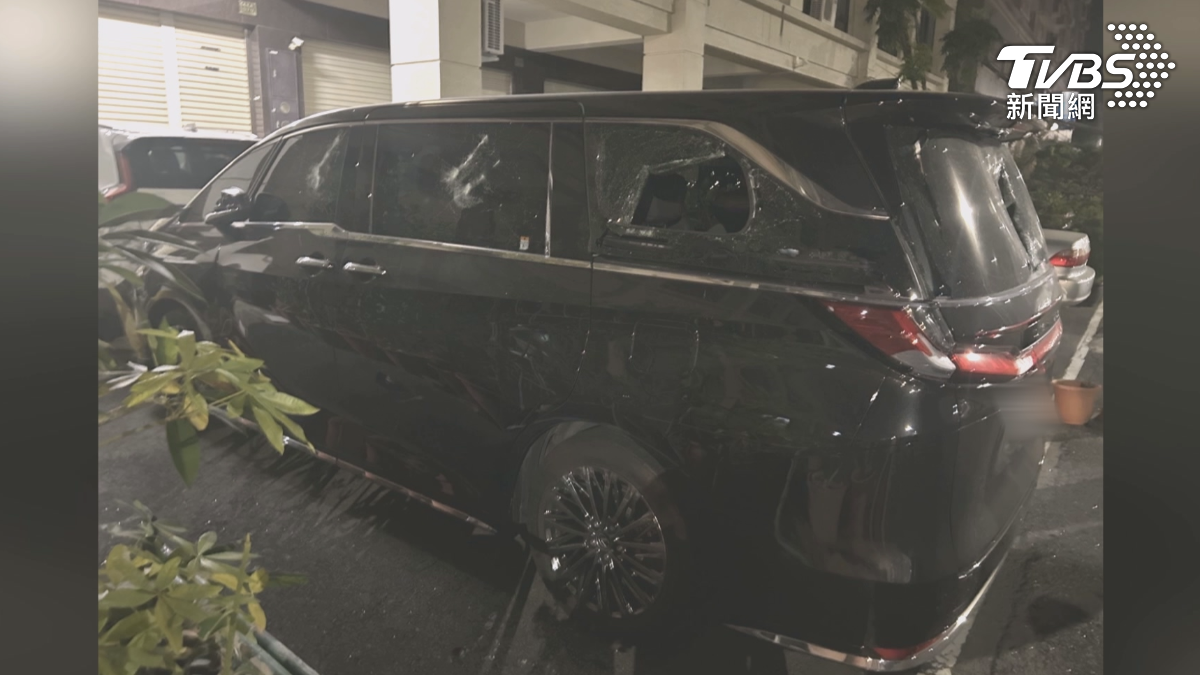 男子砸車子,四面八方都不放過,用力砸、猛力敲,挨砸的車輛玻璃碎成蜘蛛網狀,有些甚至破成一個大洞,板金也凹陷變形相當悽慘(圖/TVBS)