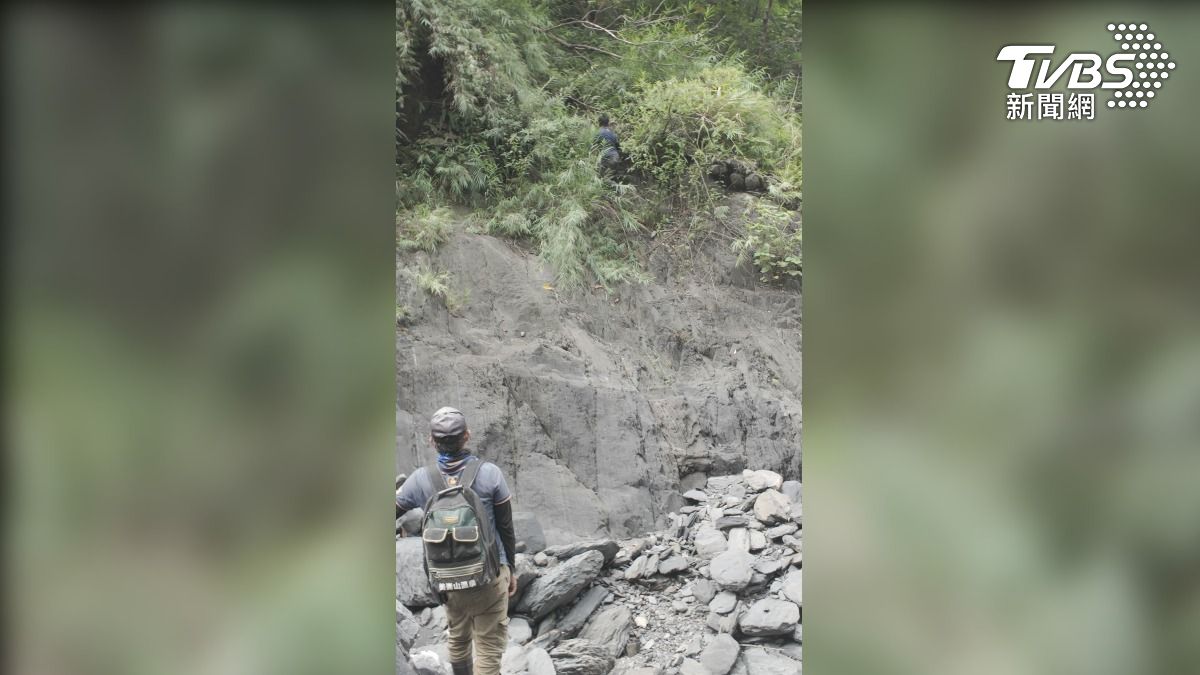 上山修復「溫泉頭」，全副武裝準備好，因為不只要翻山越嶺，還要攀岩、經過瀑布（圖／TVBS）