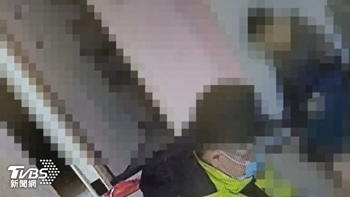男剛出獄沒多久竟遭砍,倒臥血泊及送醫,警追可疑3人。(圖/TVBS)