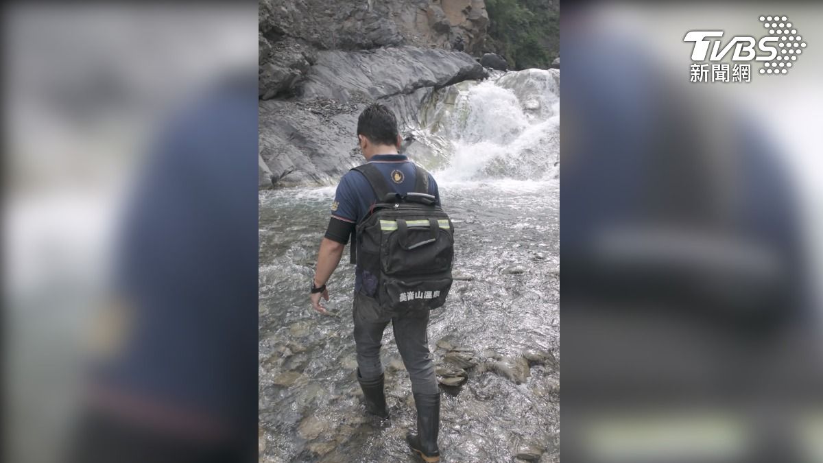高雄六龜不老溫泉的業者，每年颱風過後，都要上山4到5次，步行到溫泉源頭，再手動修復管線（圖／TVBS）