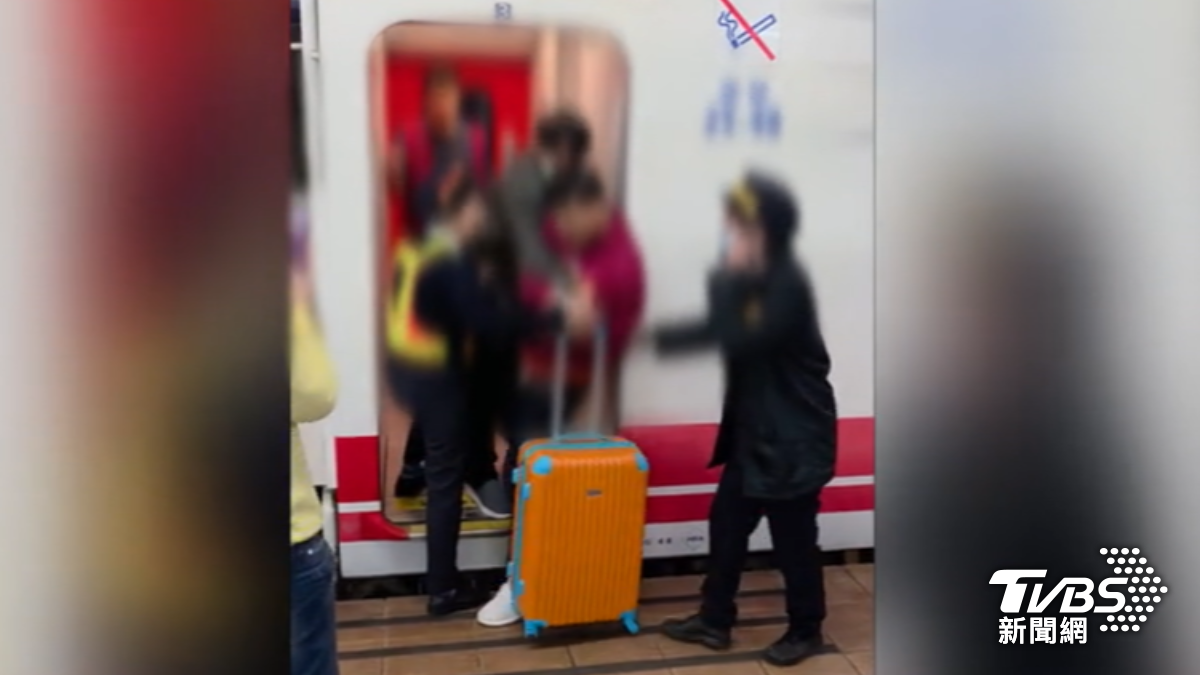 疑誤上慧燈中學「普悠瑪」專車 家長拉男下車爆口角
