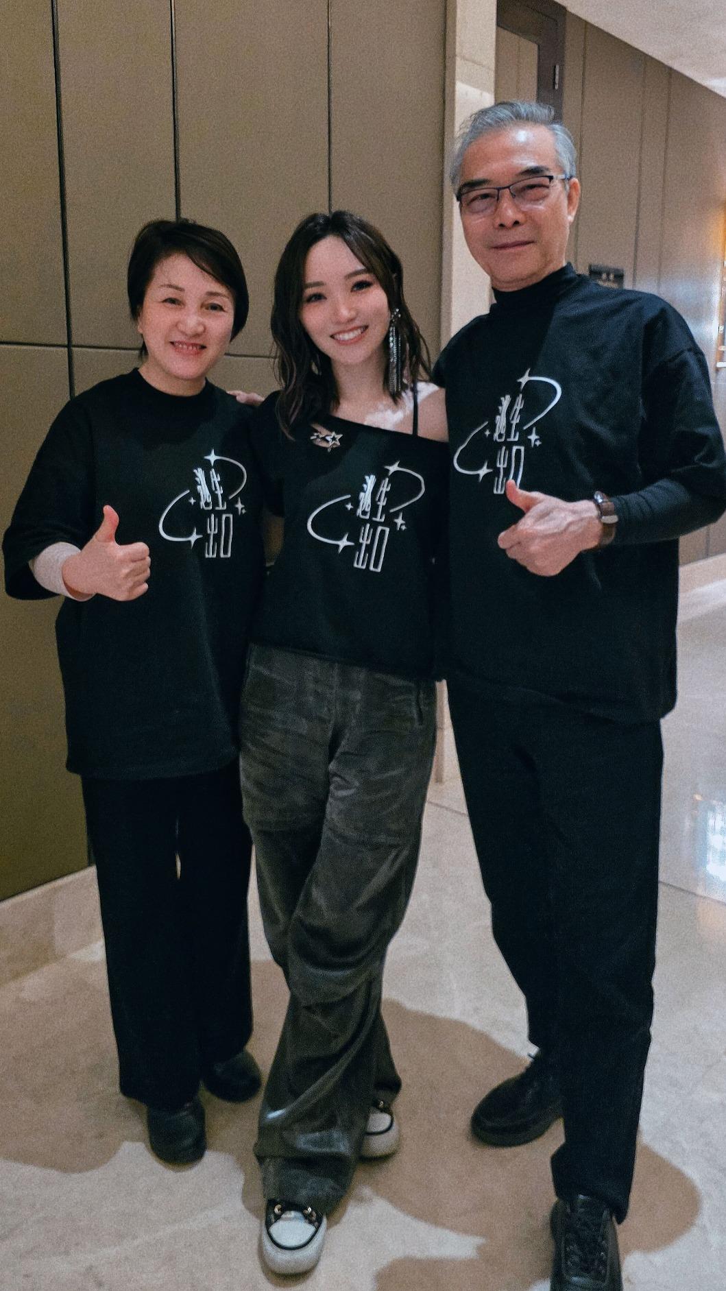 閻奕格的爸爸媽媽驚喜探班。（圖／格聲娛樂提供）