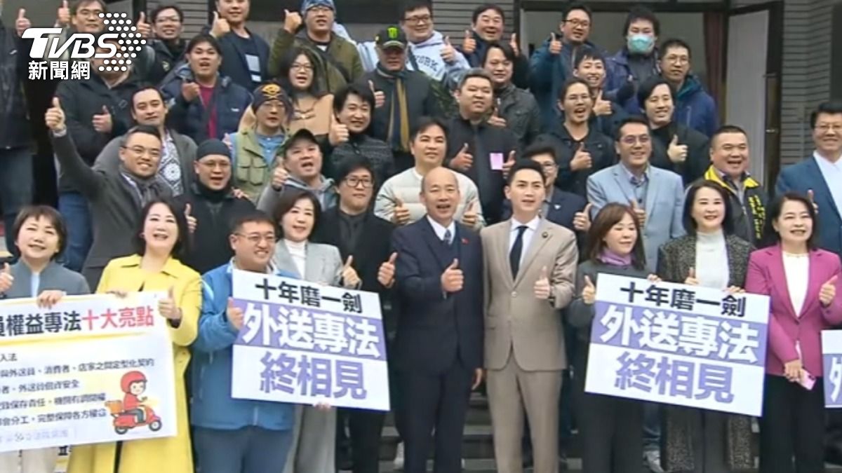 韓國瑜豪氣喊「我買單」,鼓勵立委多叫外送慶祝修法。(圖/TVBS)