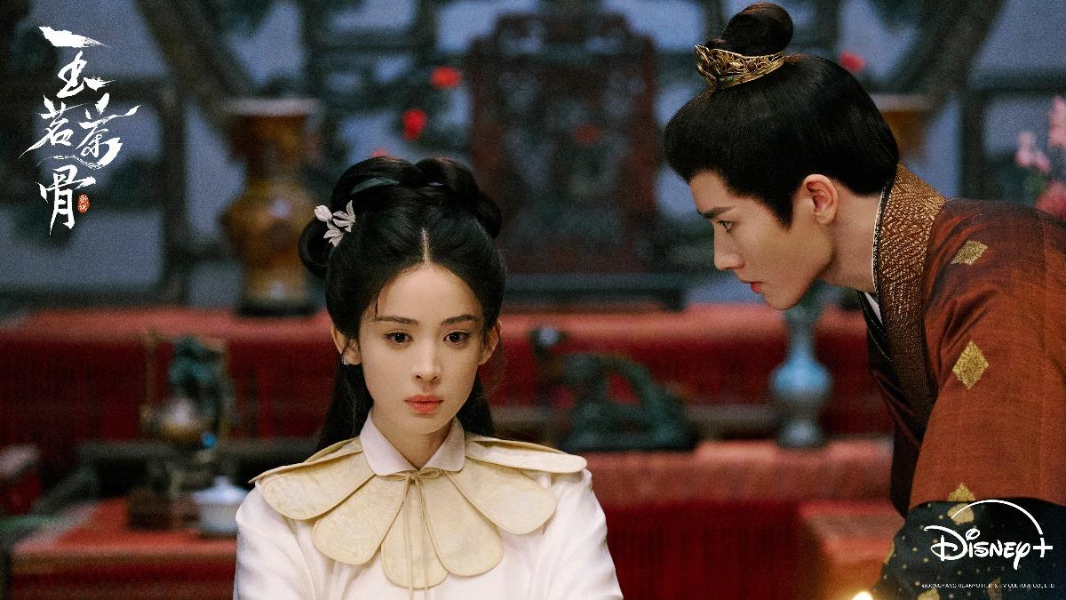 古力娜扎(左)、侯明昊攜手宅鬥。(圖/Disney+提供)