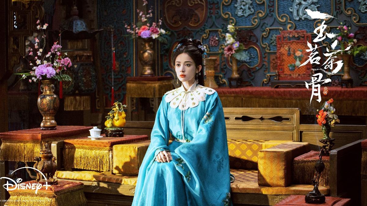 古力娜扎把劇名念成「玉米排骨」。(圖/Disney+提供)