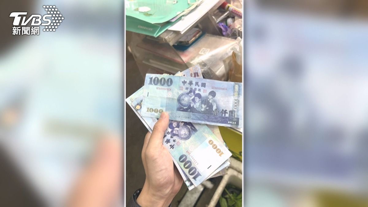 忙到沒看清!炸物店收「影視道具」鈔。(圖/TVBS)