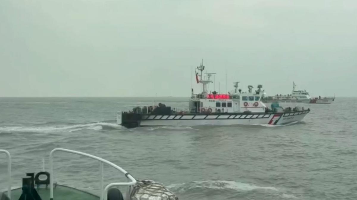 海巡署巡防艇趨前採「一對一」併航監控,17時12分驅離金門限制水域。 (圖/海巡署金馬澎分署提供)