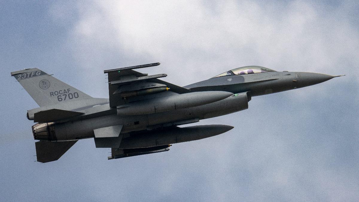 快訊/花蓮外海驚傳F-16戰機失事!飛官跳傘緊急搜救中