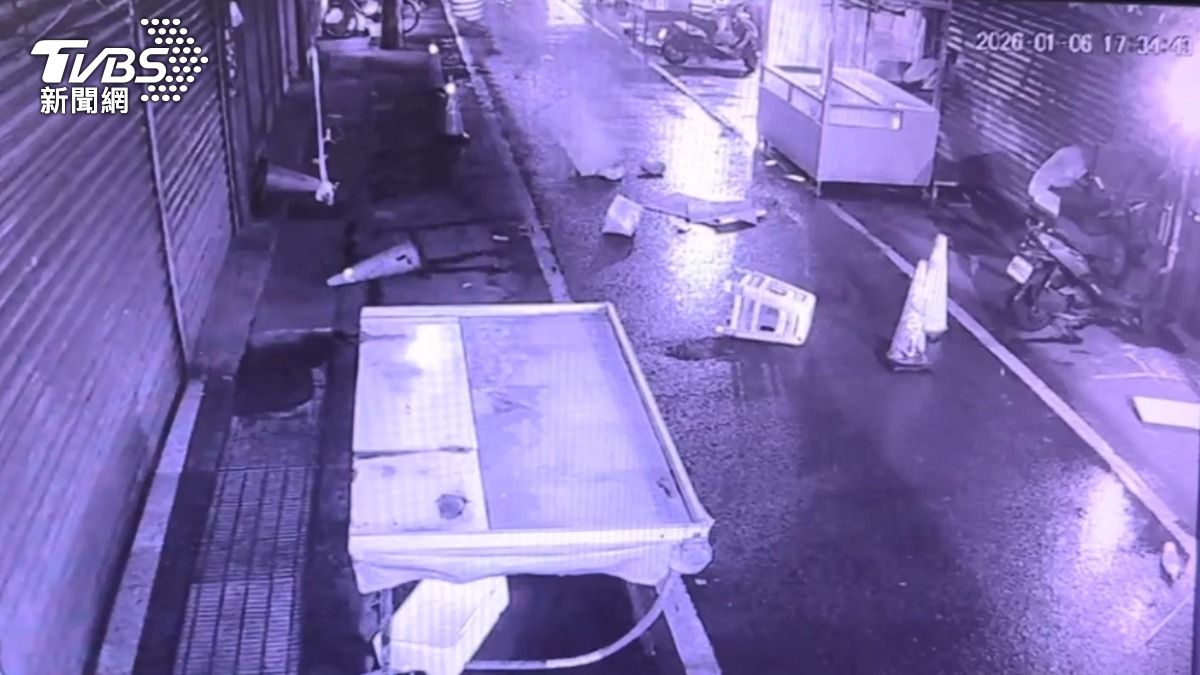 住戶失控朝樓下仍塑膠椅等雜物、甚至揚言丟瓦斯桶,路人差點受害。 (圖/TVBS)