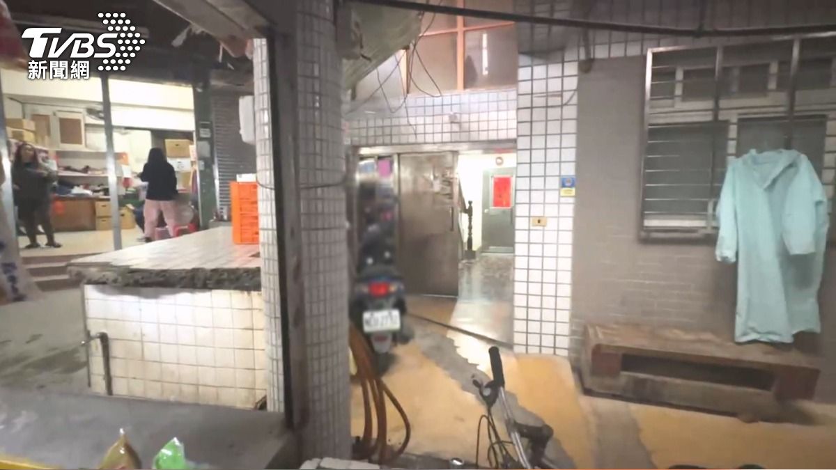 基隆男遭妻帶2男追砍「血濺菜市場」 躲友人家鎖門保命。(圖/TVBS)