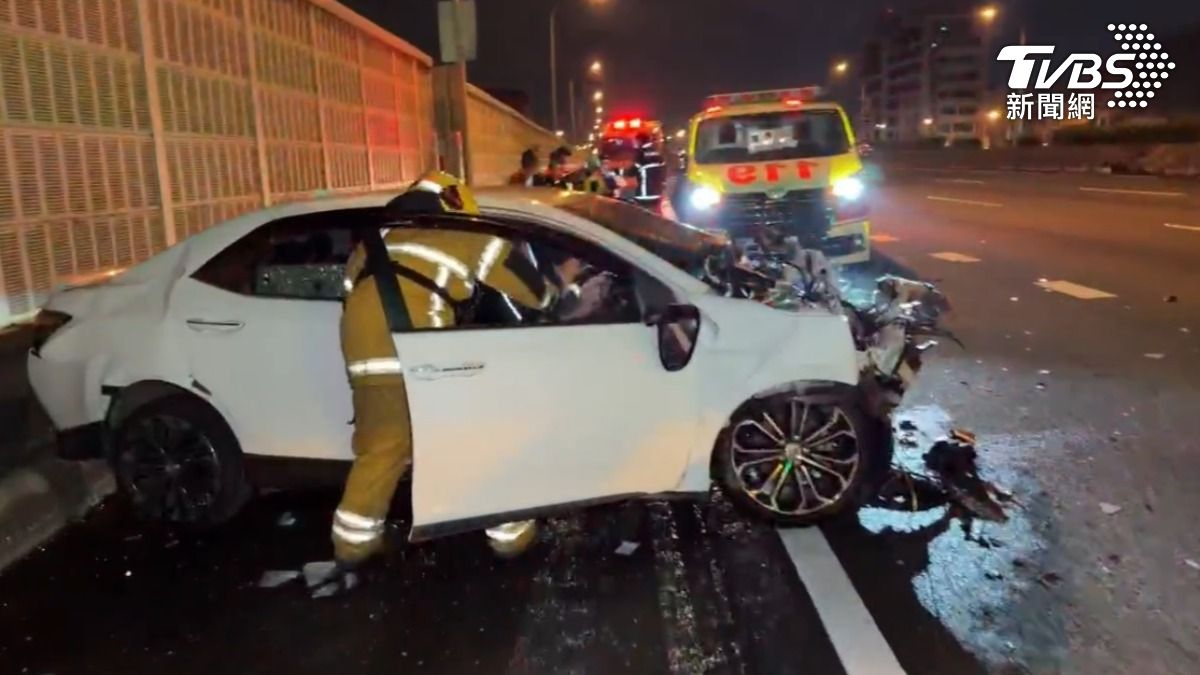 國道小客車追撞水泥車「車頭全毀」 女駕駛卡車內無生命跡象