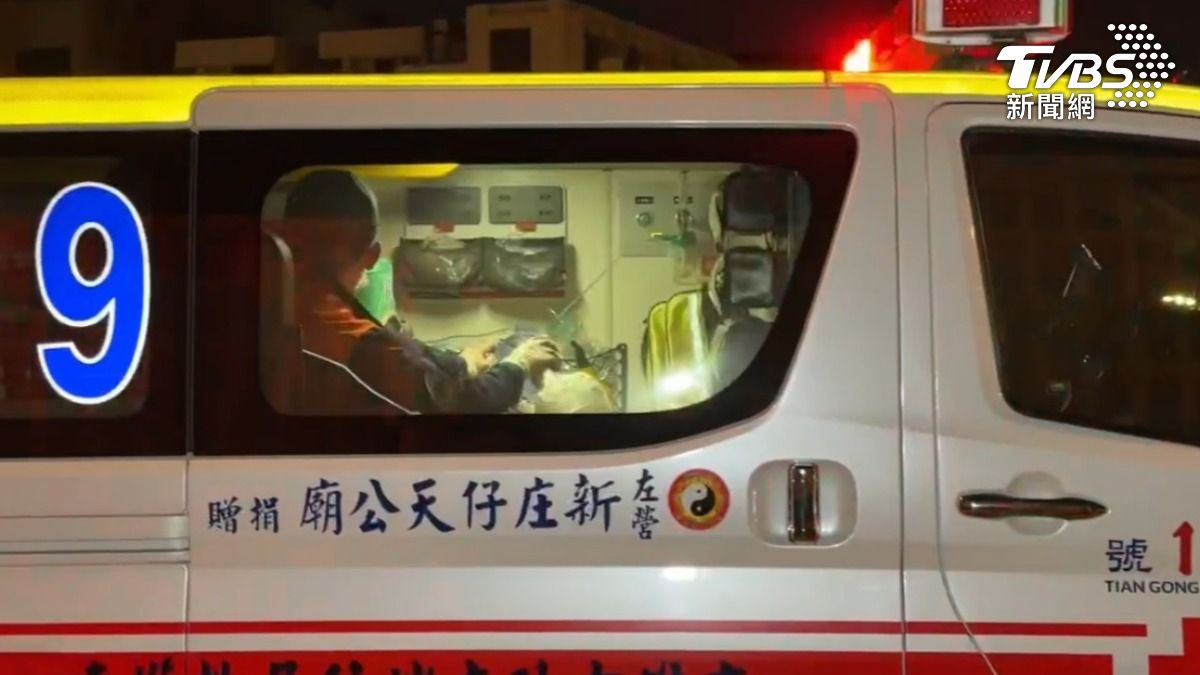 車內女性駕駛被困在車中,警消人員到場搶救後,發現她已沒有生命跡象。(圖/TVBS)