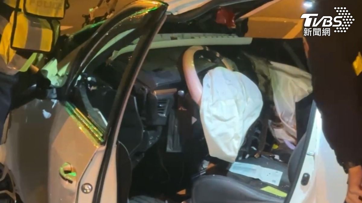 小客車受損非常嚴重,整輛車就像是一堆廢鐵一樣,讓人觸目驚心。(圖/TVBS)