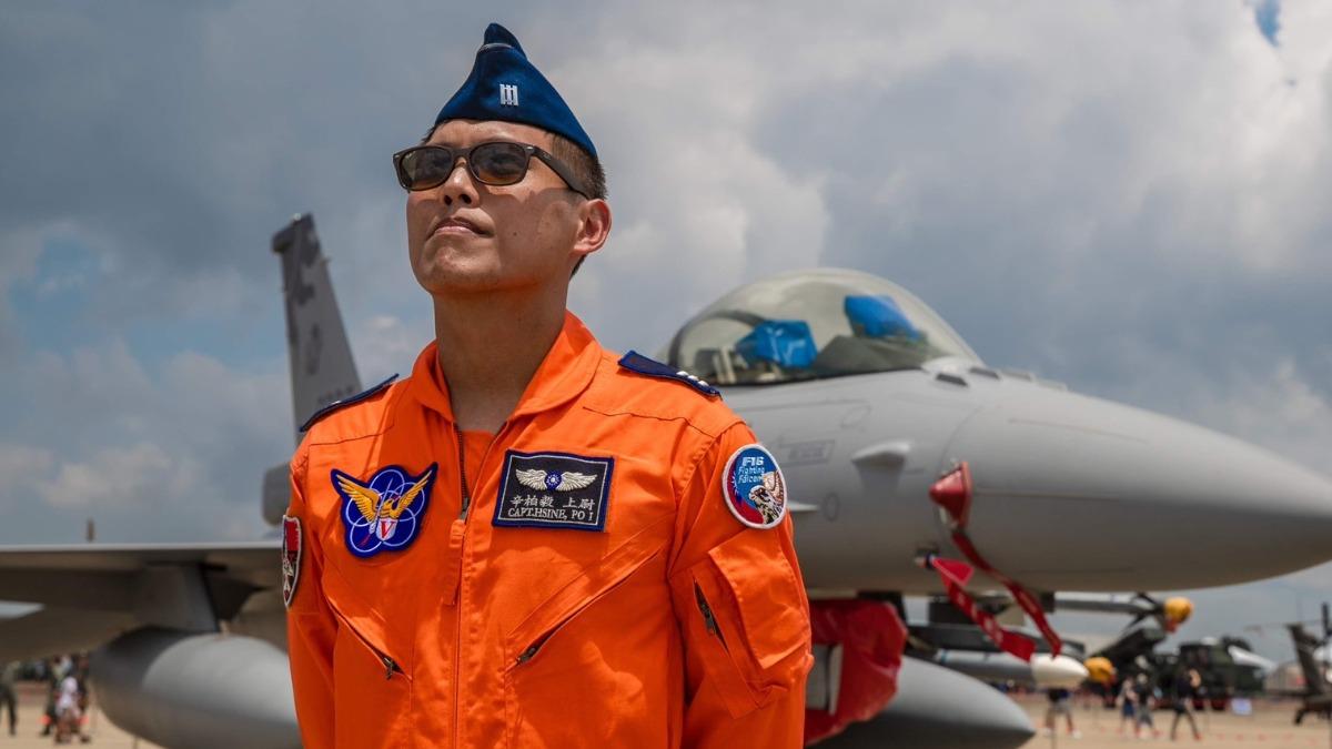 F-16戰機飛官辛柏毅6日執行夜間任務時跳傘逃生,目前仍失聯。(圖/IDF經國號粉專提供)