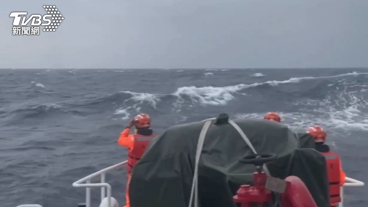 搜救失聯飛官!台東外海疑撈到救生衣 海巡署駁:海漂廢棄物