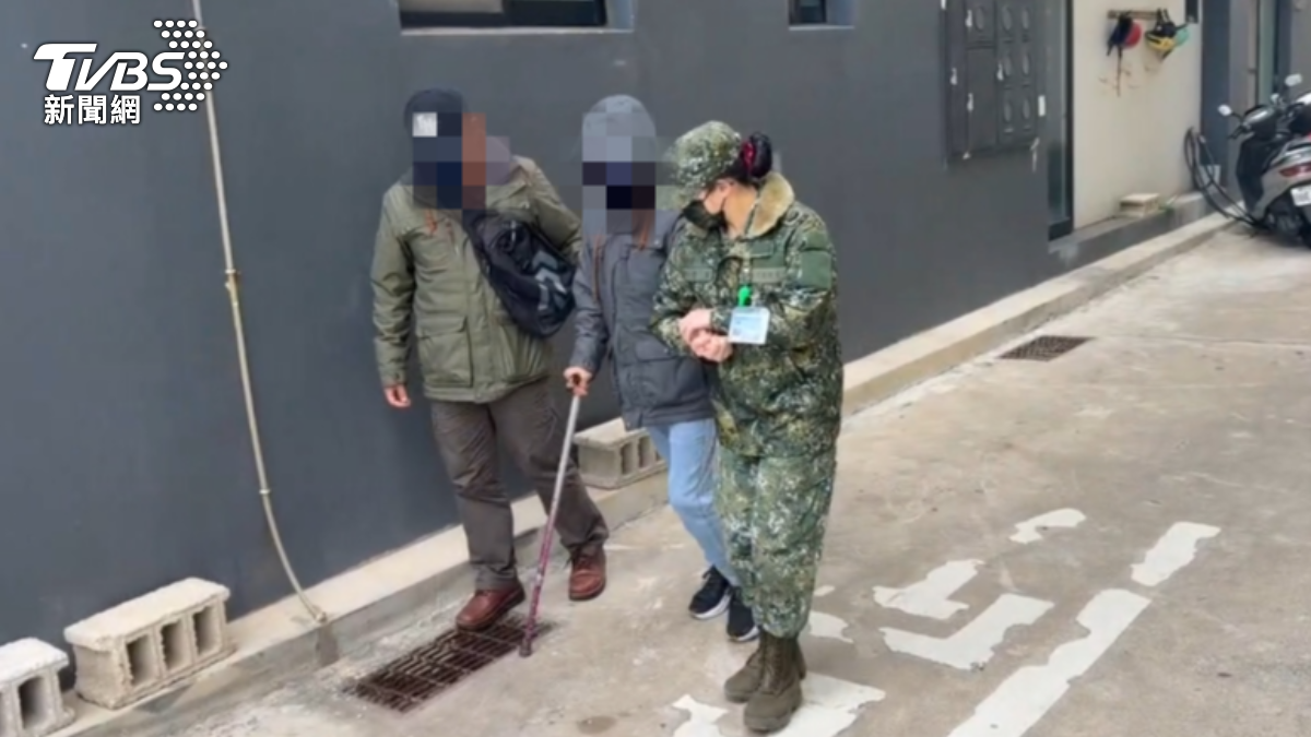 F-16墜海失聯！飛官父母拄枴杖　澎湖老家搭軍機趕赴花蓮