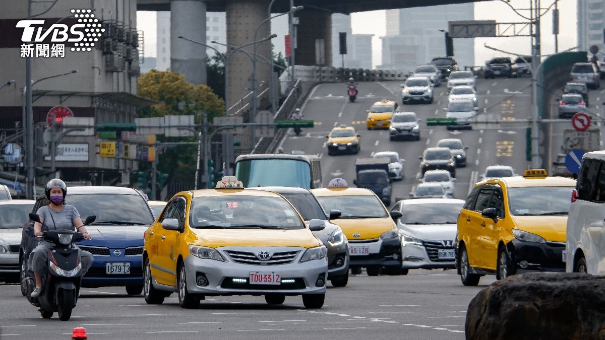 「年輕人不買車」窮了嗎? 網友一面倒揭殘酷現實