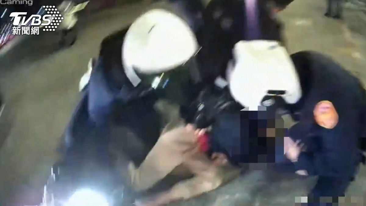 張姓男子被壓制逮捕。(圖/TVBS)