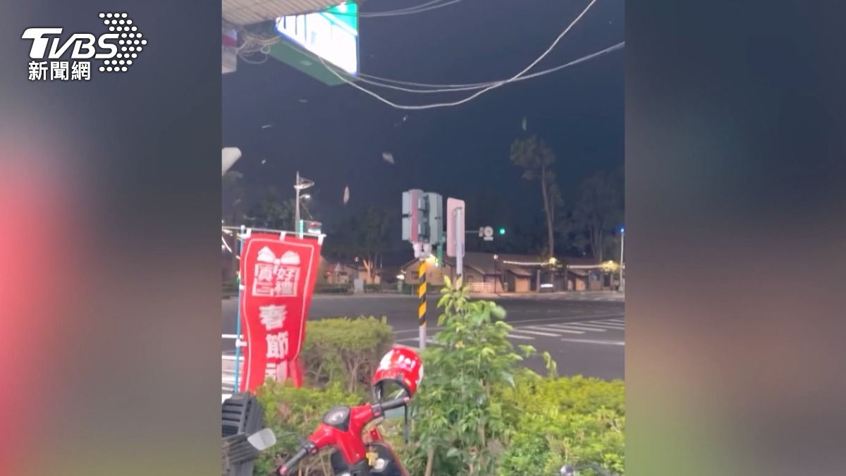 有民眾目擊路口突然颳起一陣強風,地上的落葉被吹到捲起來,形成小龍捲風的模樣。(圖/翻攝Threads_willy1004)