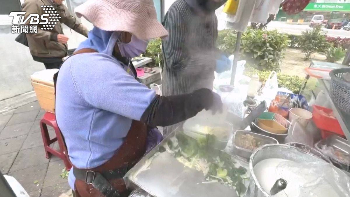 熱呼呼的腸粉冒著白煙剛出爐,在寒冷天氣裡看起來超級美味,但早上實在太冷了,民眾都不太願意出門購買。(圖/TVBS)