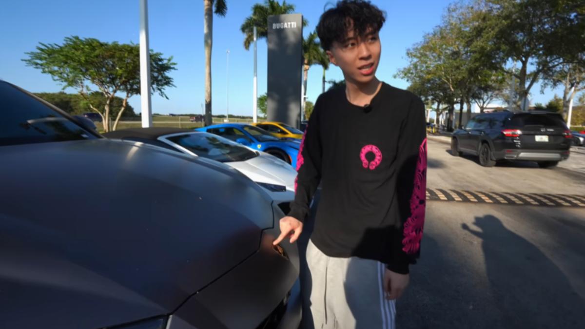Ray看上藍寶堅尼跑旅「Super SUV」。(圖/翻攝自Ray YT頻道)