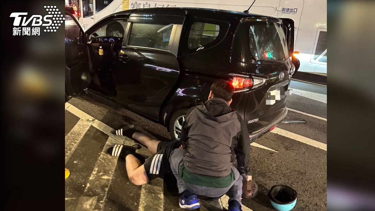 北市中山區馬路上,駕駛被拖出車外遭壓制,原來是新北警方,在抓車手。(圖/TVBS)