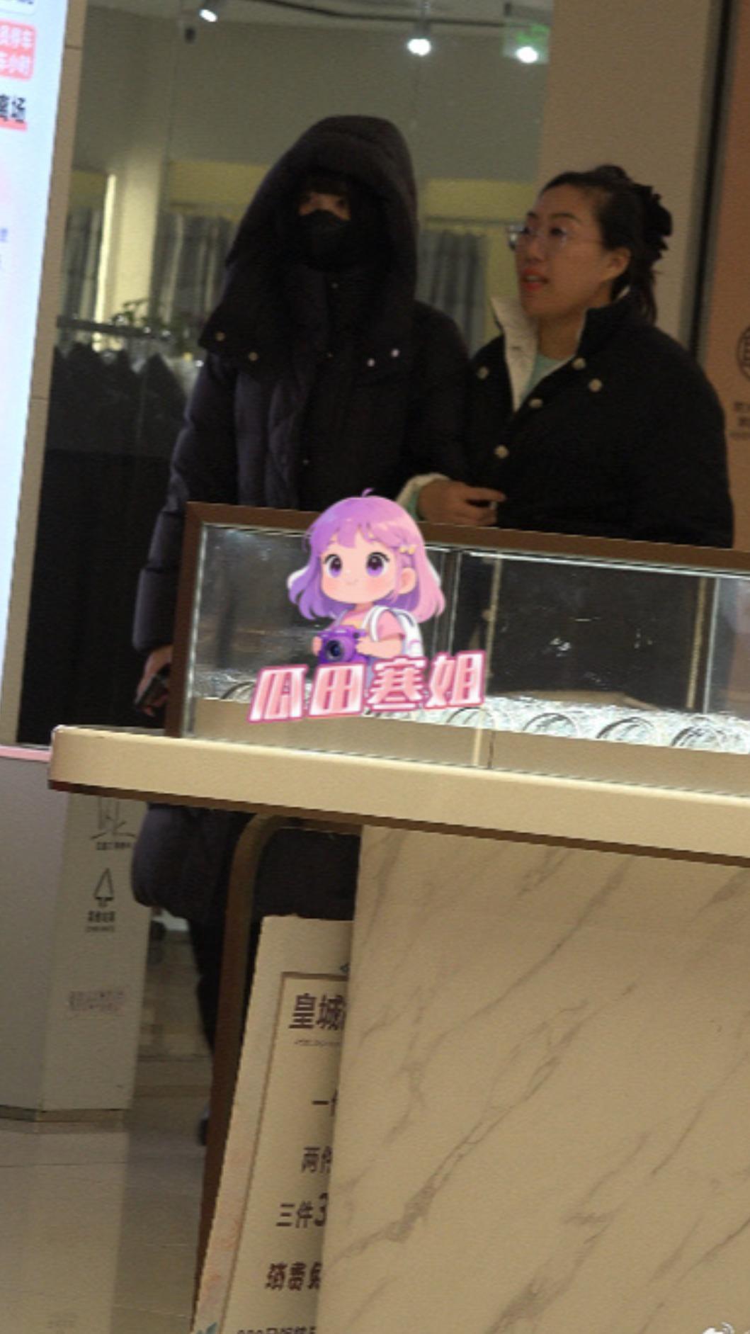 七七被拍攝到去警局報案。(圖/翻攝自瓜田寒姐微博)