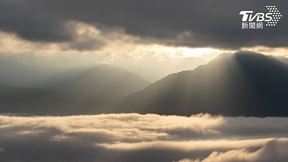 南投金龍山出現冬季限定美景,宜蘭太平山霧茫茫,下探0度。(圖/TVBS)