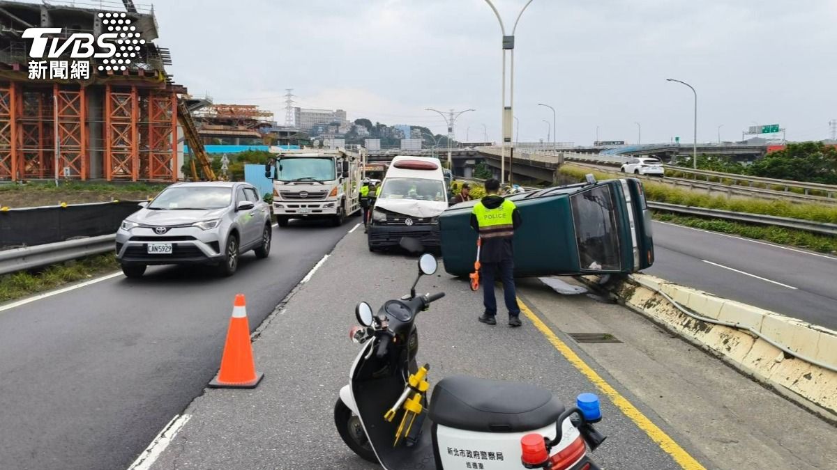 快訊/新北救護車載92歲嬤轉診「失控撞翻廂型車」 3人送醫