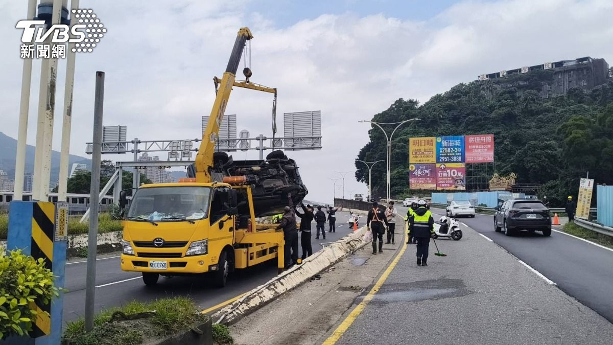 救護車追撞前方廂型車，導致車輛失控側翻，吊車到場協助吊掛。（圖／TVBS）