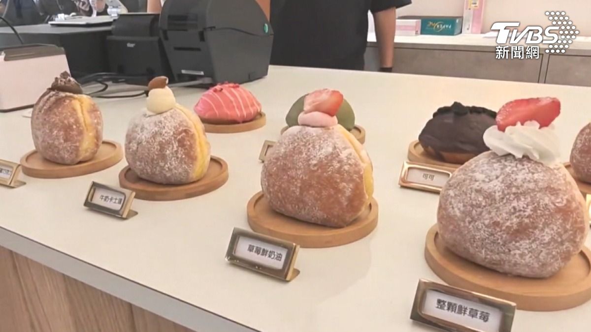 在高雄，一家來自日本鳥取縣的生甜甜圈，每天只賣500顆，12月7日第一天開賣就全部賣完了。（圖／TVBS）