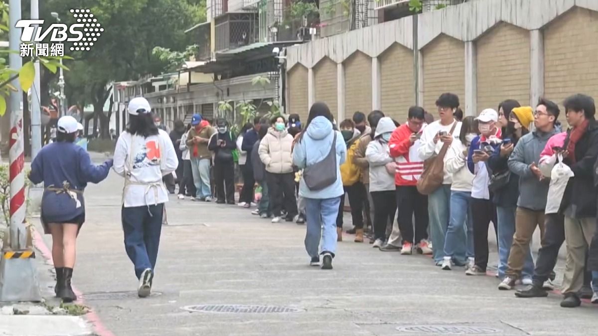民眾表示，從早上7點多就開始排隊，就是為了買台灣才有的芋頭口味，還有放整顆草莓的甜甜圈，買回去要給家人吃。（圖／TVBS）