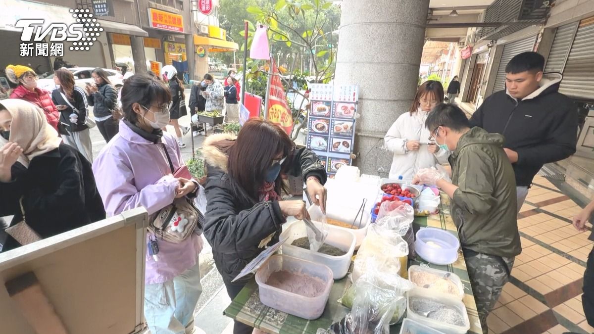 老闆表示，每天能做的量就只有這麼多，大概維持在300顆左右，沒辦法再多了，如果買不到的人就只能說有緣再來。（圖／TVBS）