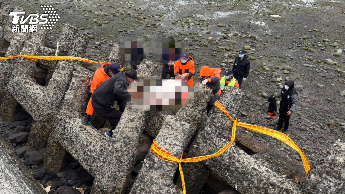 天冷捕魚悲劇！澎湖66歲男倒臥消波塊叫不醒　疑心梗猝死　