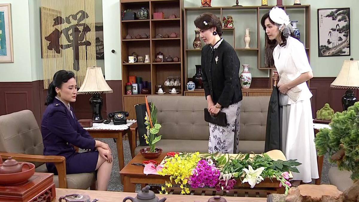 黃瑄(中)為了店內生意和貴夫人鞠躬陪笑。(圖/台視提供)