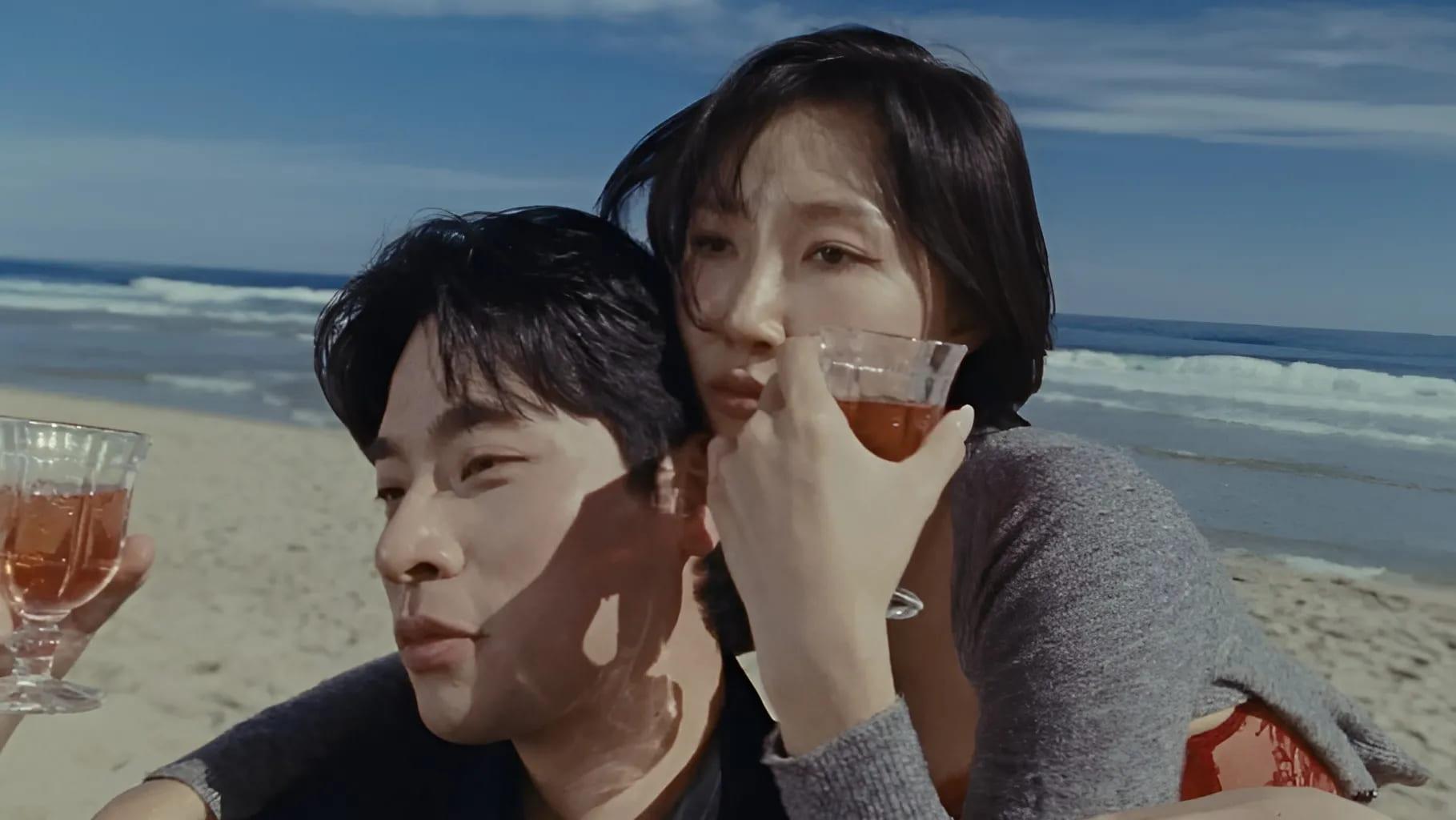 華莎在新歌Good Goodbye MV中喊男主角朴正民時而注視對方、時而低頭微笑。(圖/翻攝自X@hwasacharts)