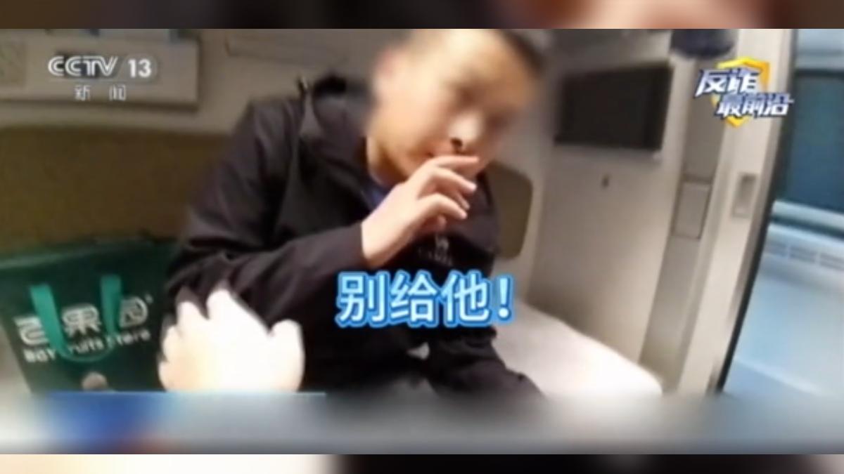 近期旅遊旺季，頻頻碰上暴雪打亂航班，歹徒假冒客服致電乘客，謊稱航班延誤，要給延誤補償，要求乘客下載特定軟體，輸入帳戶資料。（圖／大陸央視）
