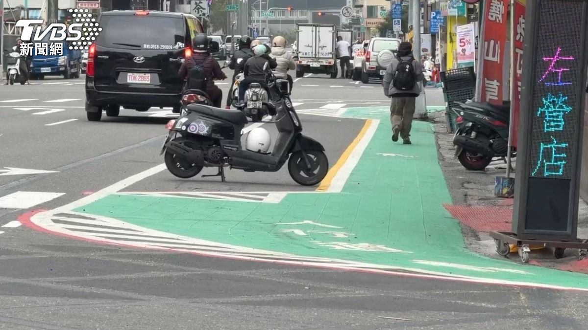 高鐵左營站前的重信路,標線多達5種顏色,讓用路人霧煞煞。(圖/TVBS)
