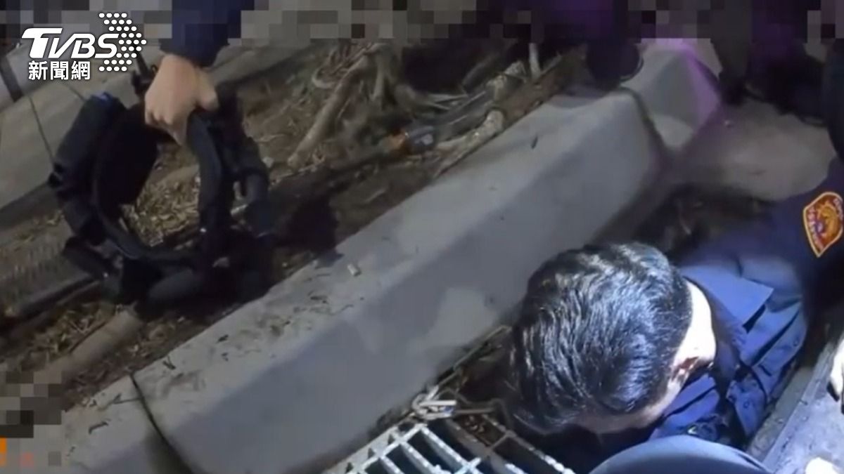 毒駕男見警扔電子煙,員警鑽水溝撿回喪屍煙彈。(圖/TVBS)