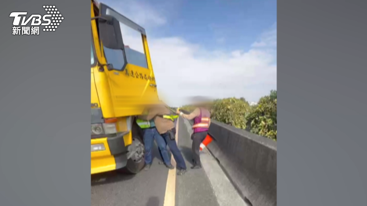國道5車連環撞!2拖吊業者救援爆衝突,當事司機曝原因。(圖/TVBS)