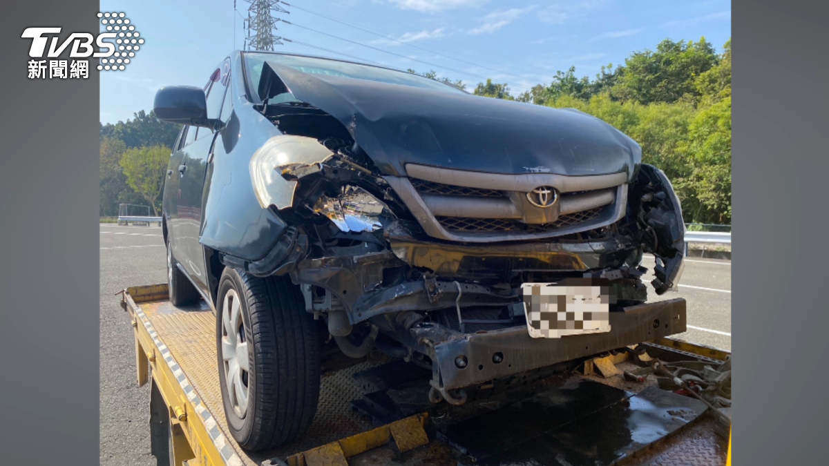 國道發生五車連環撞的交通事故,卻意外牽扯出拖吊業者間的衝突。(圖/TVBS)